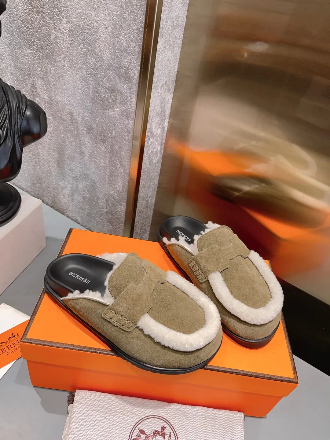[H Family Hermès] P: 520💰 Size: Male 39-44 (45 customized) Female 35-40 (41 customized) HERMES Hermès top luxury version HERMES Hermès cute half-drag.  Jindian’s family language design! It looks good no matter how you match it! Casual and high-end feeling. The comfort is also great. Paired with various colorful socks, it gives a trendy and high-end feeling. The top version of real wool is high quality. ●Upper: imported cow suede. ●Inner: imported sheepskin. ●Foot pads: imported mixed sheepskin.